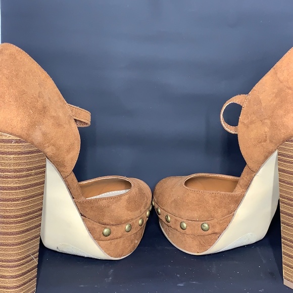 Practically NEW Brown High Heels - Picture 4 of 6